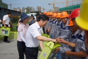 市委副書記、市長錢三雄等一行慰問奮戰(zhàn)在高溫一線建設(shè)工人